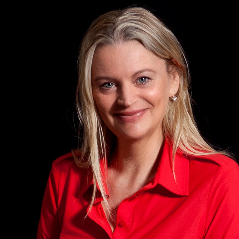 Deze vrouw heeft een zakelijke portretfoto laten maken bij Danielle van der Spek fotografie in Nieuwkoop.