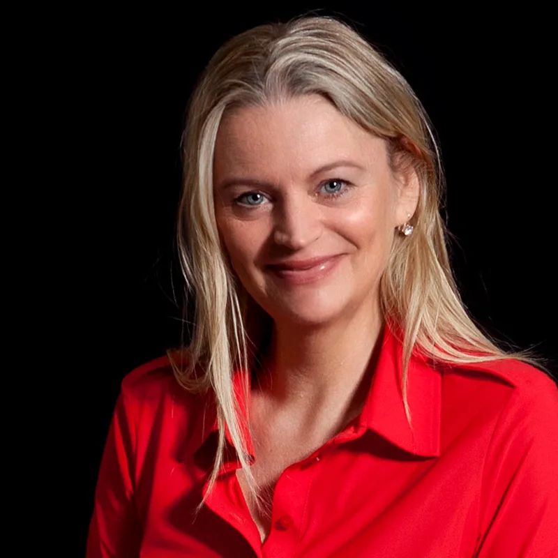 Deze vrouw heeft een zakelijke portretfoto laten maken bij Danielle van der Spek fotografie in Nieuwkoop.