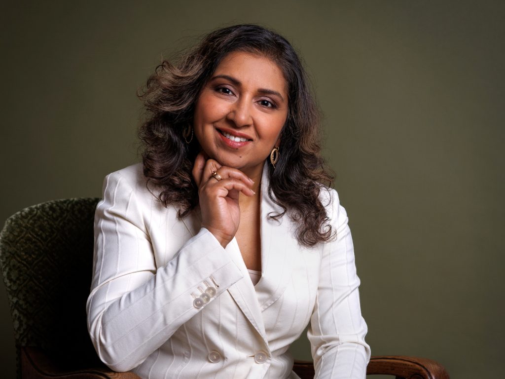 Linkedin foto van vrouw in pak