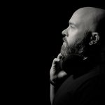 Krachtige portretfoto van een producer in zwart-wit