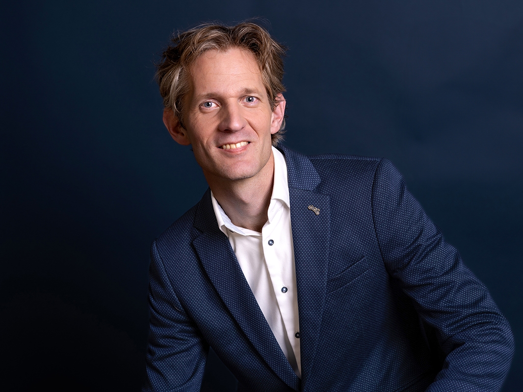 professionele portretfoto van een man met blauwe achtergrond