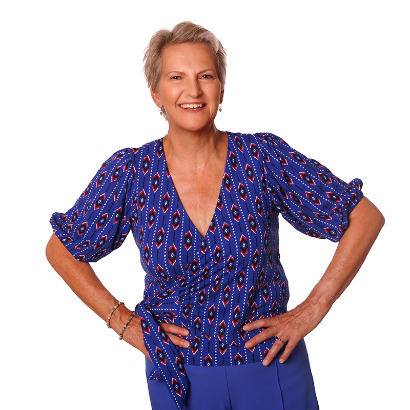 Professionele portretfoto van een vrouw in de fotostudio in Nieuwkoop, tegen een witte achtergrond